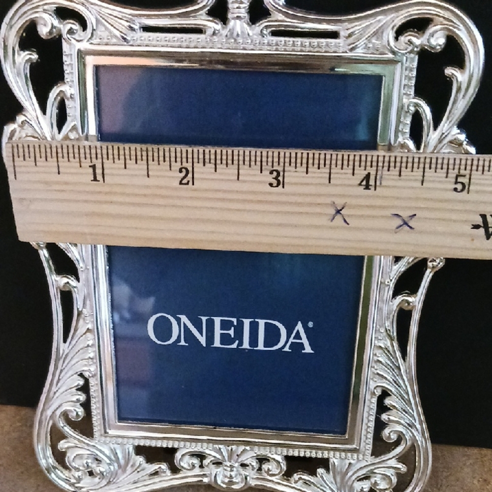 Oneida Goldtone Picture Frame - Picture 7 of 8